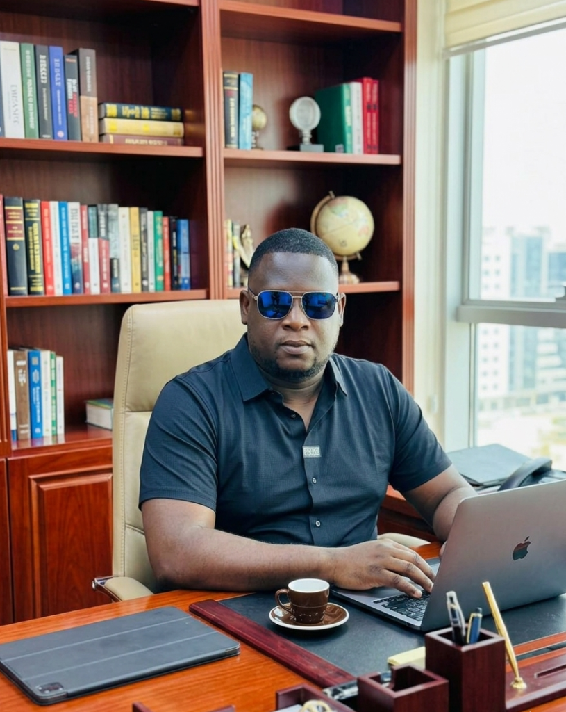 Je m'appelle Cheikh Tidiane Ndiaye, fondateur de LEADERLIFE AGENCY.
Tout a commencé en 2014, à Dakar, derrière un objectif. Photographe, cameraman, monteur vidéo — j'ai appris le métier sur le terrain, image après image, projet après projet, jusqu'à en faire une véritable expertise.
En 2021, en pleine pandémie de Covid-19, j'ai quitté Dakar pour un nouveau chapitre. La Gambie, puis Conakry, avant de poser mes valises à Abidjan en novembre 2022. Un parcours qui m'a appris une chose : où que l'on soit en Afrique francophone, il y a des entreprises qui veulent grandir, se faire connaître, vendre plus — et qui ont besoin d'un partenaire créatif capable de transformer une idée en résultat concret.
C'est de cette conviction qu'est née LEADERLIFE AGENCY : une agence freelance de marketing digital, photographie, vidéo et montage, pensée pour des marques et des entrepreneurs qui veulent du concret, pas des promesses.
Aujourd'hui, j'accompagne des clients comme DEM SERVICE PLUS, KLF IMMOBILIER et CMASA — dans l'électronique, l'immobilier et bien plus — avec une seule règle : chaque livrable doit être fini, prêt à l'emploi, prêt à publier. Pas de démo, pas d'à-peu-près.
En parallèle, je construis mes propres projets sous la bannière LeaderLife : du contenu qui inspire, qui motive, qui bouge les lignes.
LEADERLIFE AGENCY, c'est l'histoire d'un homme qui a fait de son objectif un business — et qui continue de viser plus haut.
📍 Basé à Koumassi Sicogi, Abidjan
📞 05 64 08 62 62